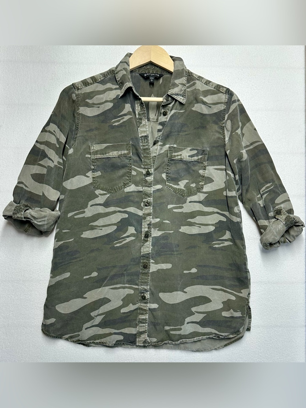 Express Lightweight Camouflage Button Front Shirt Women’s Small Green Gray